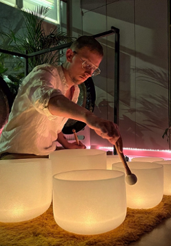 Artysta grający na kryształowych misach.