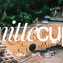 Widok z lotu dronem na boisko do siatkówki plażowej, informacje o turnieju Mitte Cup.