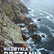 Zdjęcie okładki książki, na której utrwalono klif i w dole morze odbijające się od skał.