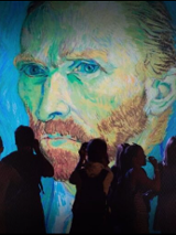 Grupa wycieczkowa robi zdjęcie portretu Van Gogha.