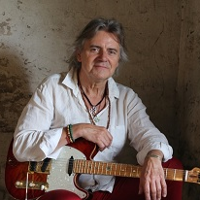 muzyk z gitarą