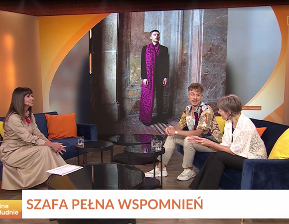 na fotografii widać trzy osoby, dwie kobiety oraz mężczyznę, siedzą na kanapie i rozmawiają