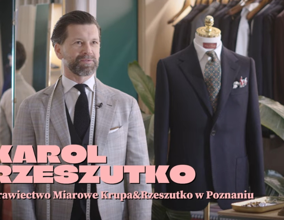 na fotografiii widoczny jest mężczyzna w pracowni krawieckiej