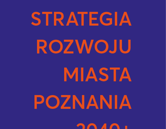 Na granatowym tle widać głowę poznańskiego koziołka narysowaną w stylu kreskówkowym. Obok znajduje się pomarańczowy napis Strategia rozwoju miasta Poznania 2040+