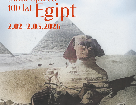 Na plakacie widoczny fragment pustyni, piramida i sfinks. Na pierwszym planie mężczyzna siedzący na wielbłądzie w białej długiej szacie i nakryciu głowy, w ręce trzyma strzelbę.