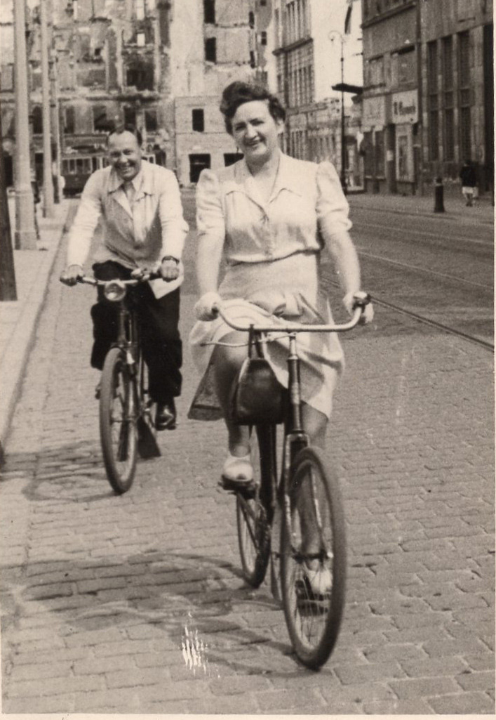 Kobieta i mężczyzna jada na rowerach.