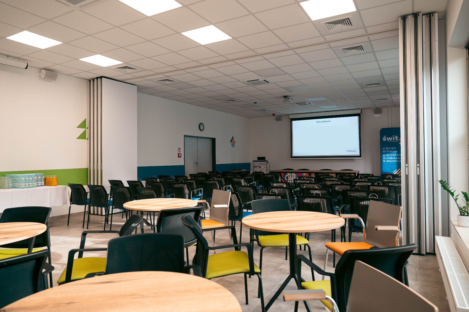 Warsztat odbędzie się 5 i 8 maja - termin do wyboru - w sali warsztatowej Centrum Profilaktyki "Świt" Na zdjęciu baner z napisem: świt, centrum profilaktyki, w tle budynek i przechodząca obok osoba