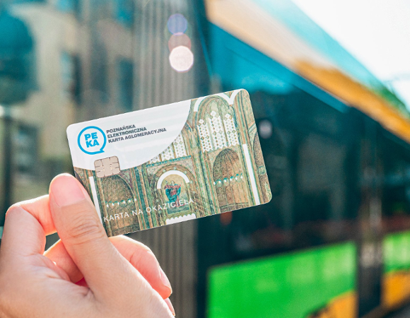 Na zdjęciu karta na tle autobusu