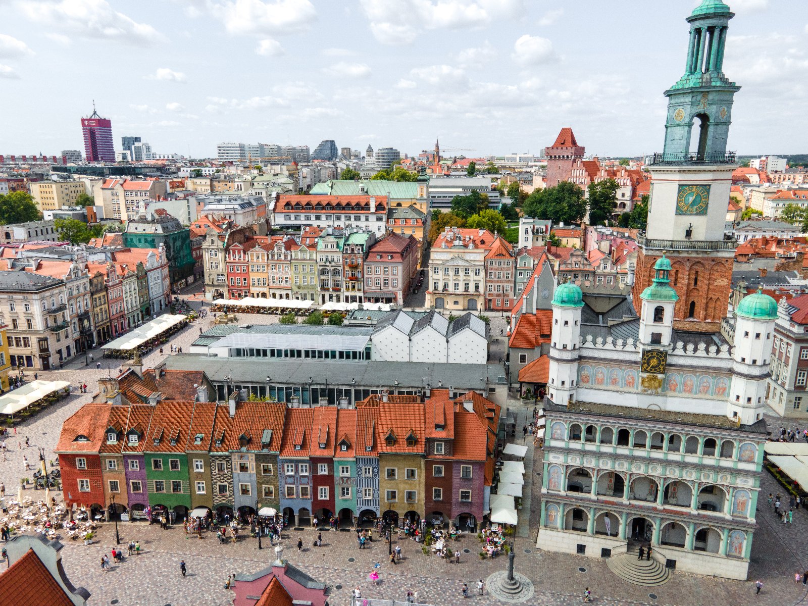 na zdjęciu panorama Poznania, widać stary Rynek z lotu ptaka, w tle wysokie budynki, w tym Bałtyk