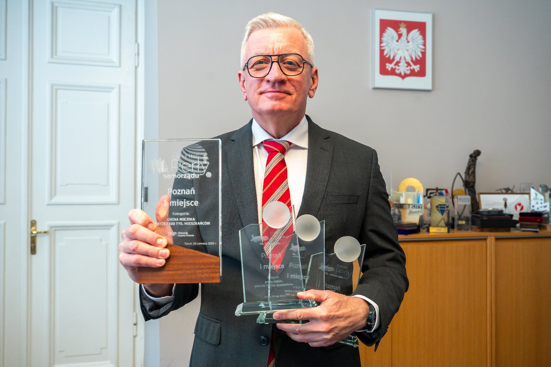 Poznań wygrał w swojej kategorii po raz kolejny - wcześniej zwyciężał w latach 2022 i 2023 oraz 2019 Na zdjęciu plac Kolegiacki, w tle urząd miasta, na pierwszym planie widać drzewa