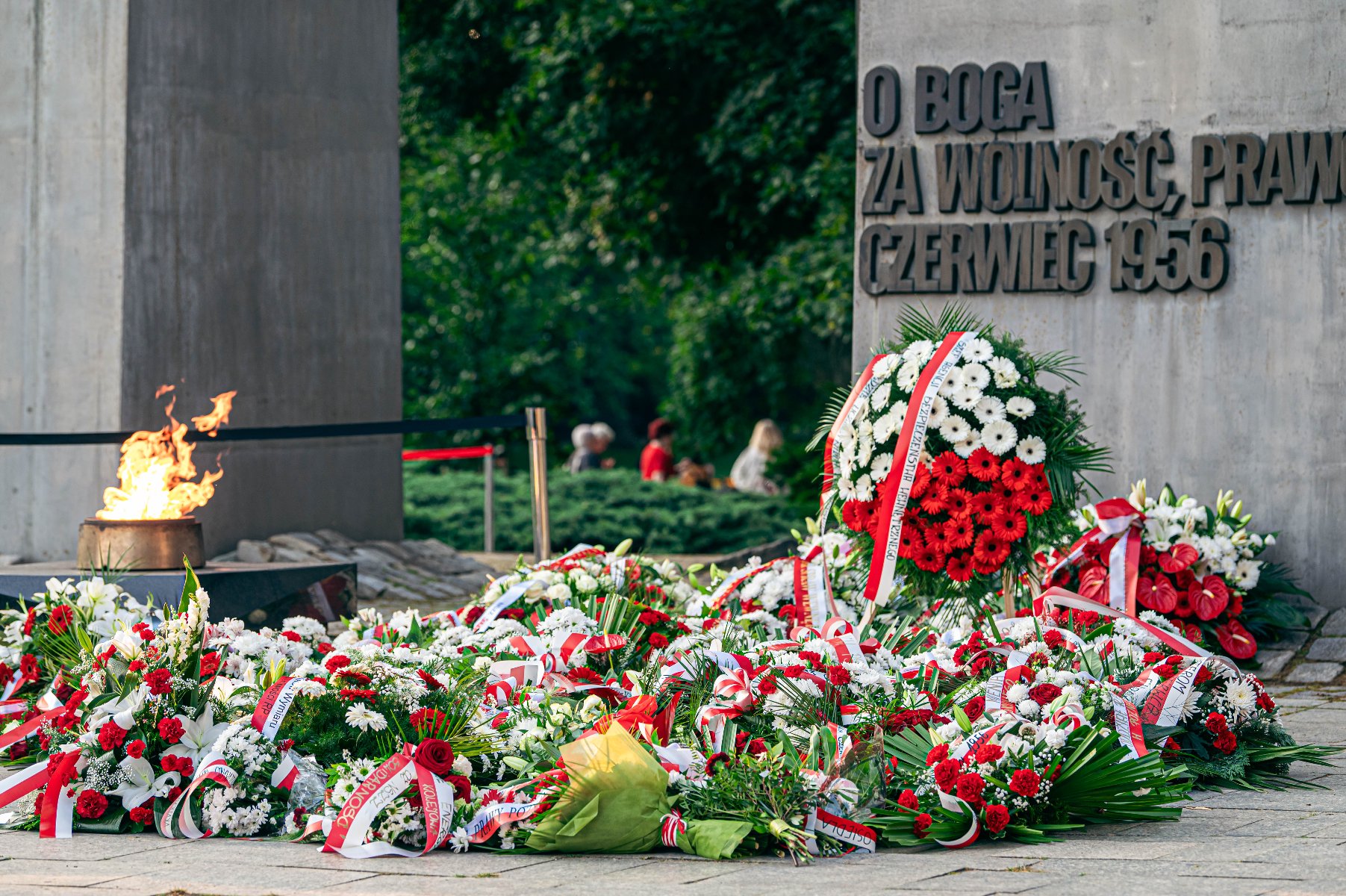 Kulminacja obchodów odbędzie się w sobotę, 28 czerwca Na zdjęciu pomnik Poznańskiego Czerwca, pod nim wiązanki kwiatów