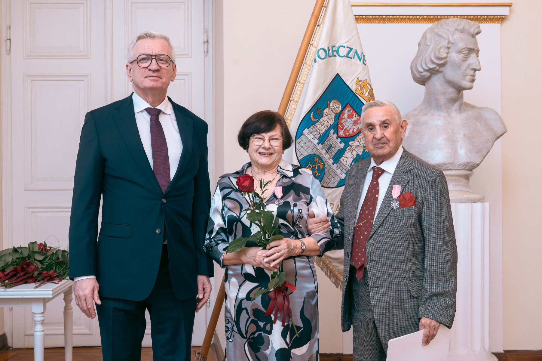 Każde z uhonorowanych małżeństw oprócz medalu otrzymało także list gratulacyjny oraz kwiaty Na zdjęciu prezydent Poznania, obok niego uśmiechnięta para