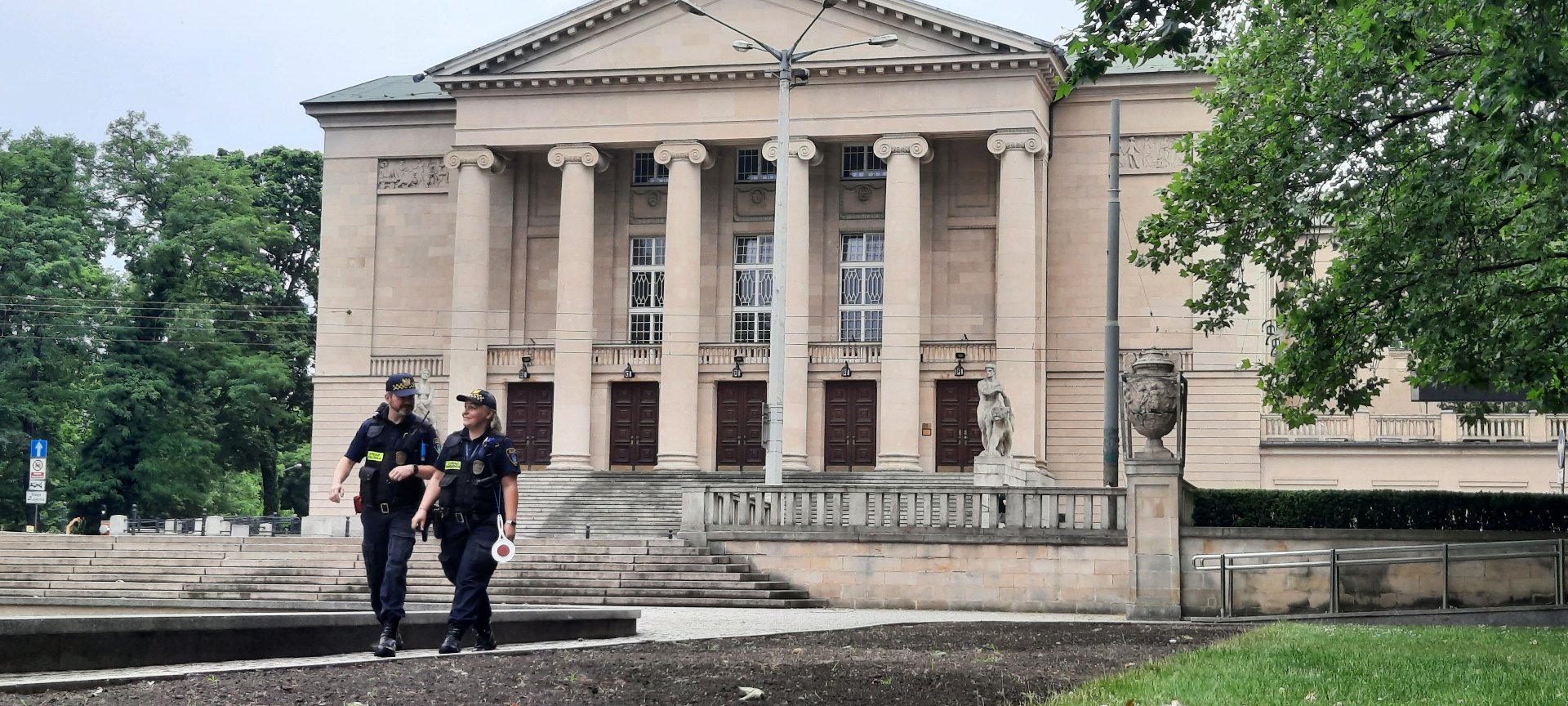 Fontanny miejskie to nie basen Na zdjęciu strażnicy miejscy patrolujący okolice fontanny w parku przy ul. Fredry