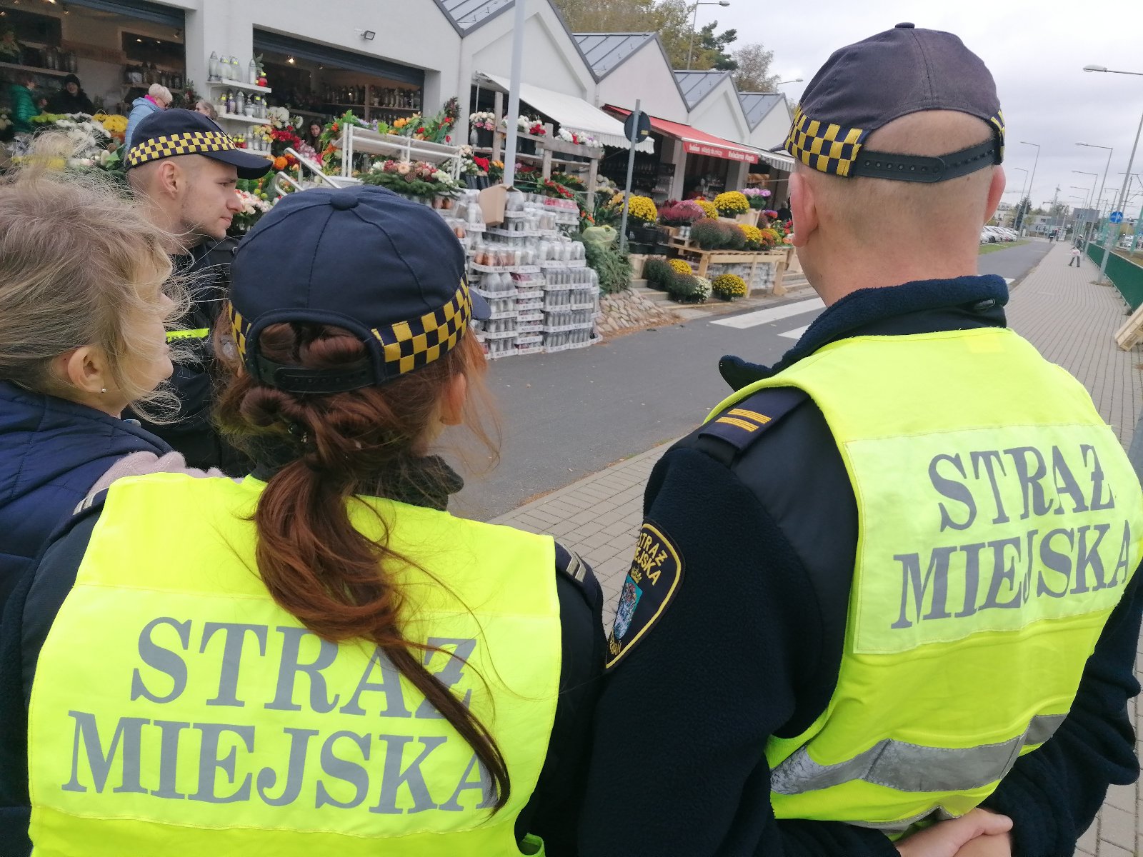 Profilaktyka podczas Wszystkich Świetych Na zdjęciu strażnicy miejscy podczas patrolu na cmentarzu Janikowskim - zdjęcie z archiwum 2017 rok