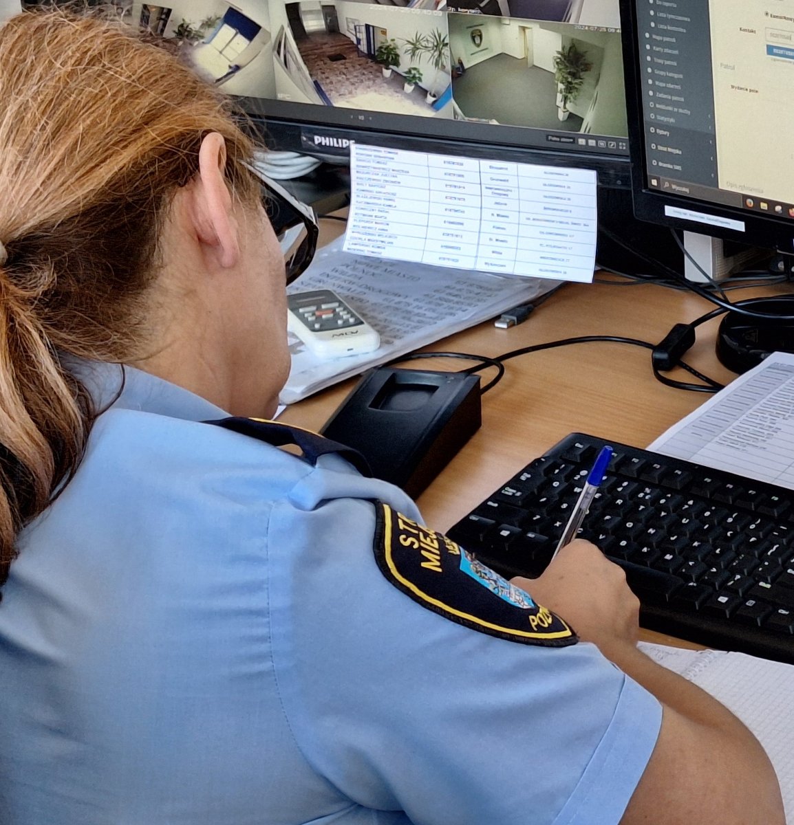 na zdjęciu strażniczka miejska przyjmująca zgłoszenie od mieszkańca