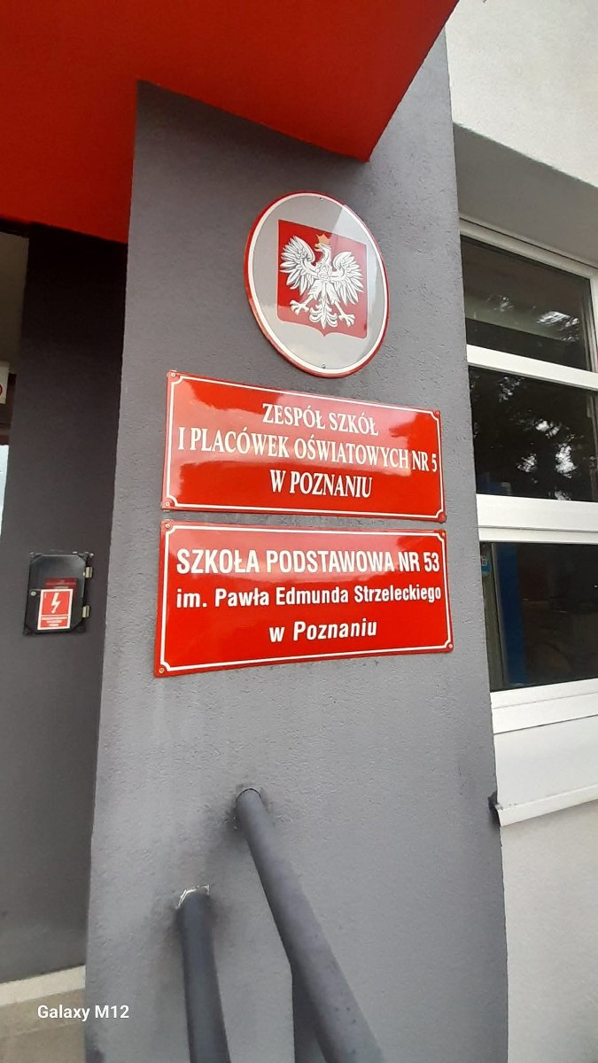 Na zdjęciu tablica przed Szkołą Podstawową w Głuszynie.
