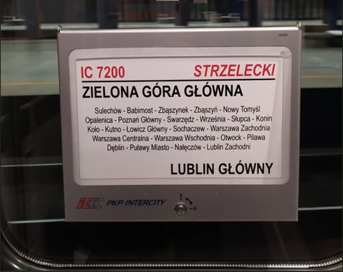 Na zdjęciu tablica z nową trasą pociągu IC Strzelecki.