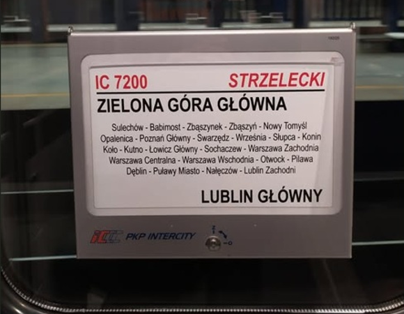 Na zdjęciu tablica z nową trasą pociągu IC Strzelecki.