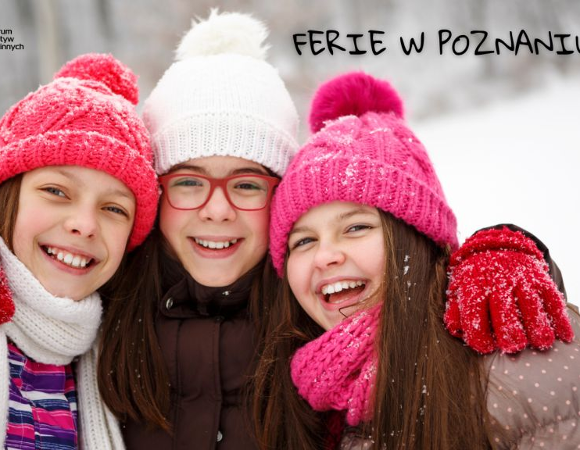 Na zdjęciu trzy uśmiechnięte nastolatki, obejmują się; mają na sobie ciepłe kurtki, czapki, rękawiczki i szaliki. Jest zima.