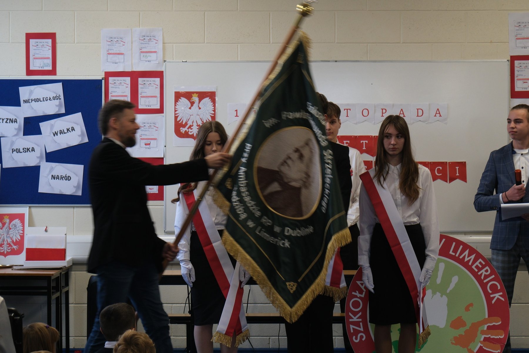 Na zdjęciu uroczystość przekazania sztandaru.