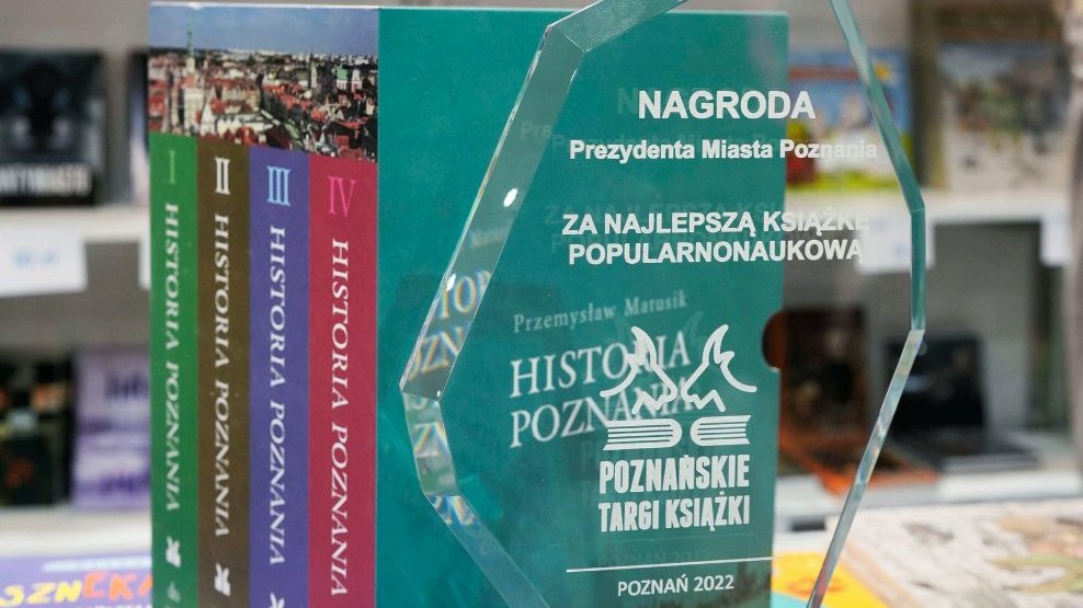 Nagroda Prezydenta dla Historii Poznania na tle książek