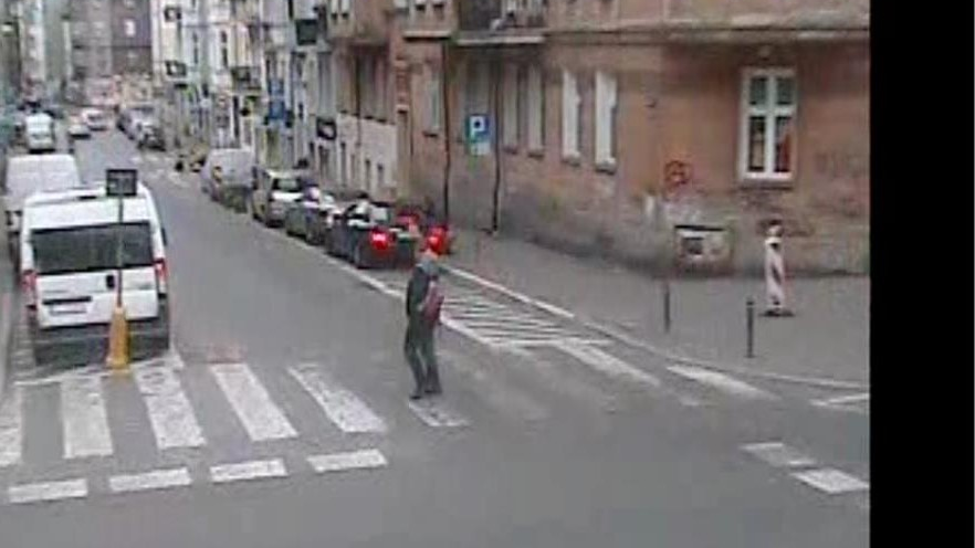 Na zdjęciu pojazd, który cofając najechał i uszkodził znak