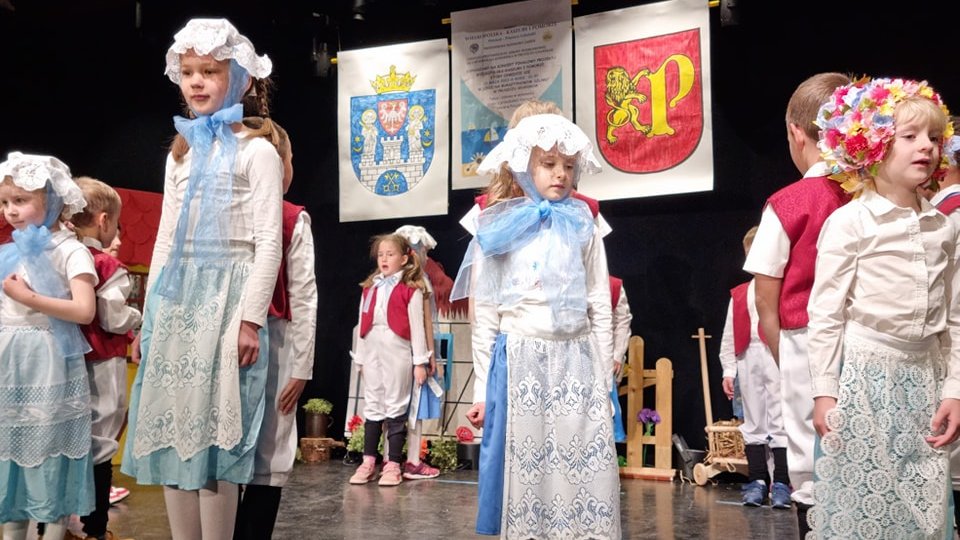 dzieci w strojach ludowych na scenie