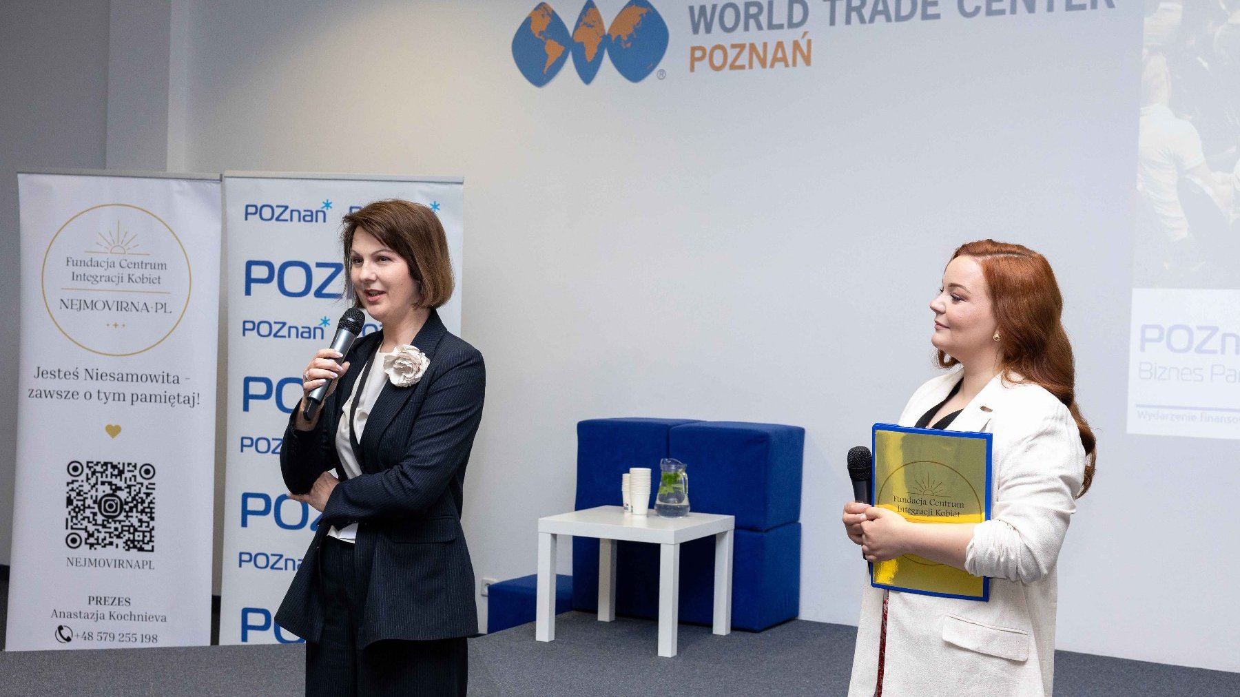 Zdjęcie przedstawiające dwie kobiety, Dyrektor WDGiR, Joannę Jajus oraz Prezeskę Fundacji Centrum Integracji Kobiet Nejmovirna PL, które witają uczestników konferencji