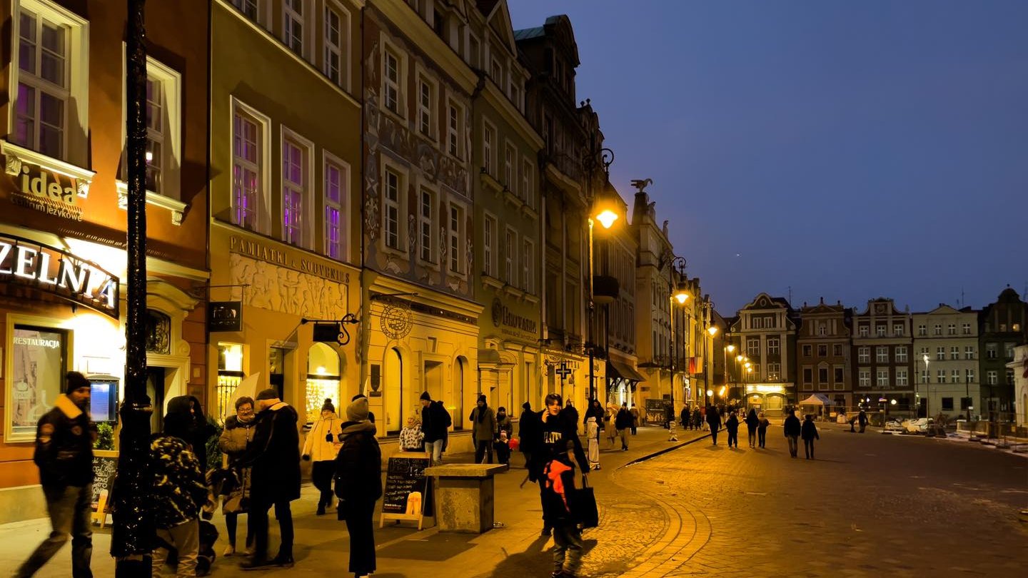 Stary Rynek w nowym oświetleniem i ludźmi chodzącymi po nowej nawierzchni