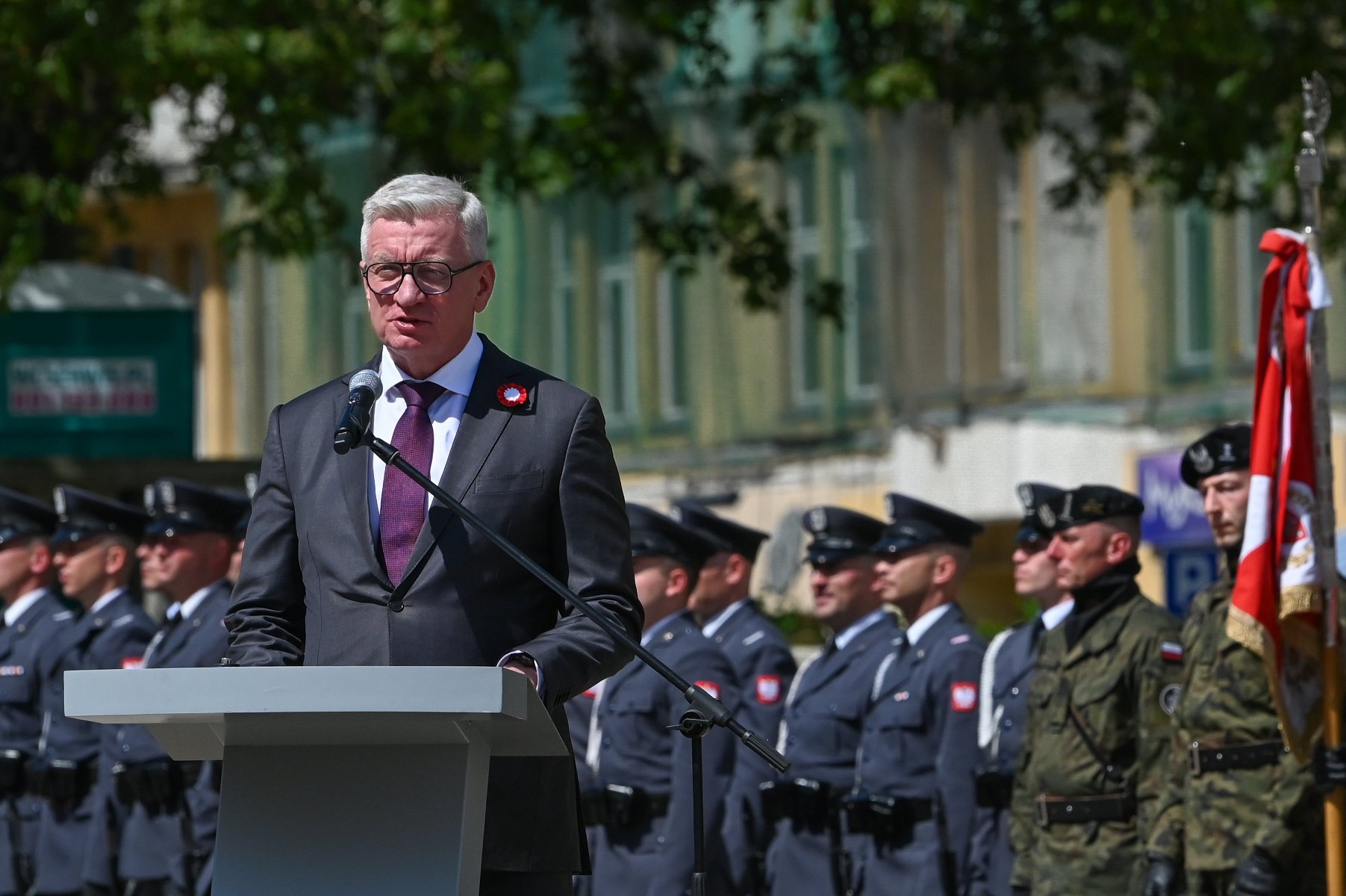 Na zdjęciu prezydent Poznania za mównicą, w tle żołnierze - grafika artykułu