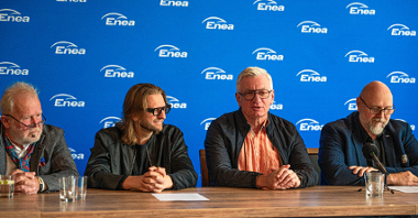 Zdjęcie z konferencji prasowej Enter Enea Festival. Pośrodku siedzą: Leszek Możdźer - dyrektor artystyczny oraz Jacek Jaśkowiak - prezydent Poznania