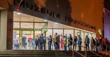 Zdjęcie ludzi stojących w kolejce przed wejściem do Muzeum Narodowego w Poznaniu