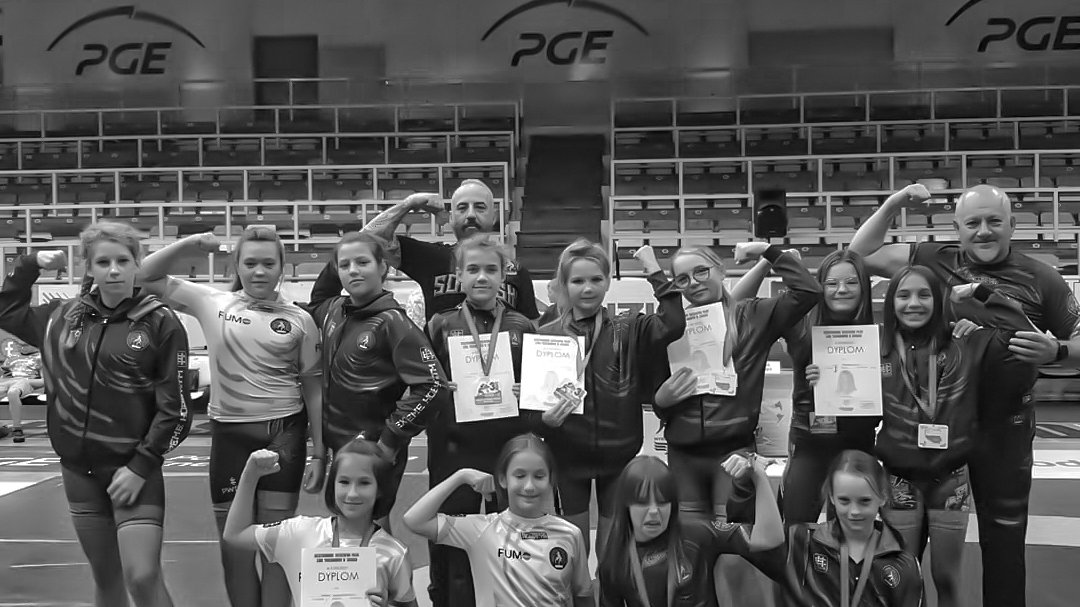 Wspólne zdjęcie zapaśników KS Sobieski Poznań po zawodach