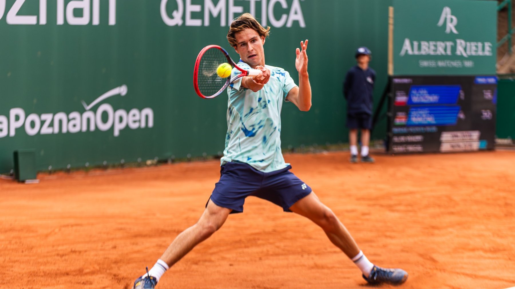 Na zdjęciu Aleks Ważny, młody zwycięzca Roland Garros w deblu, podczas walki meczowej na korcie głównym
