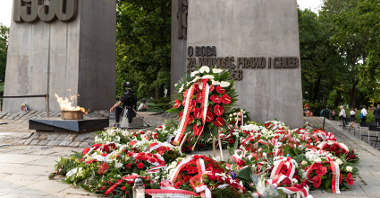Wieńce i kwiaty pod "Poznańskimi krzyżami"