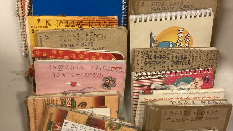 Zbiór ułożonych równo w dwóch rzędach kolorowych notesów.