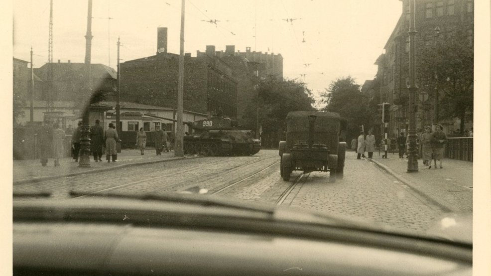 Ciężki wojskowy sprzęt na Moście Teatralnym w czasie Poznańskiego Czerwca 1956