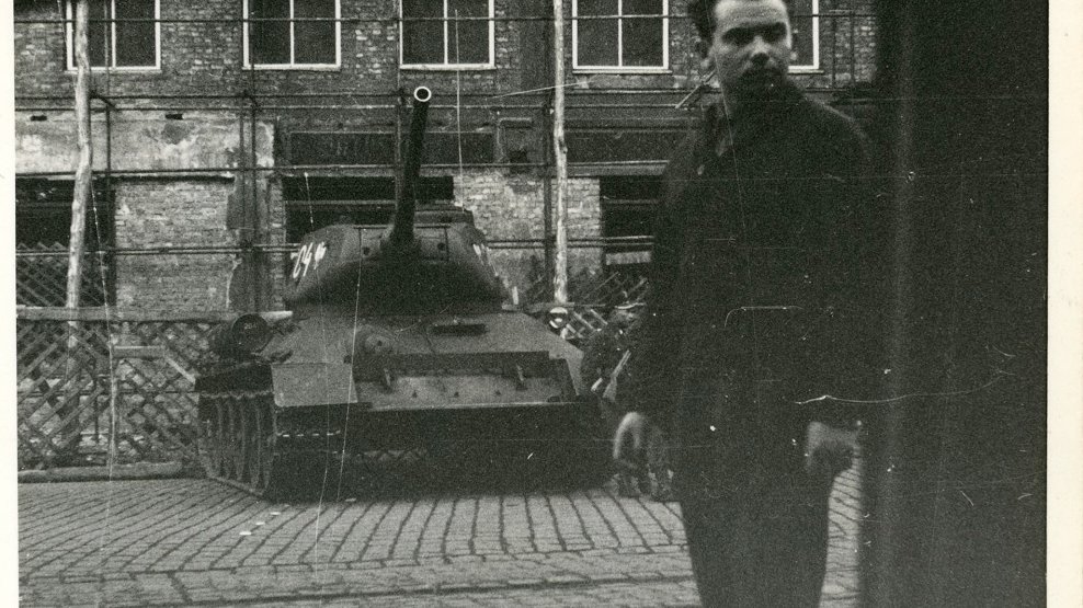 Niezidentyfikowany robotnik na Alejach Marcinkowskiego w czasie Poznańskiego Czerwca 1956