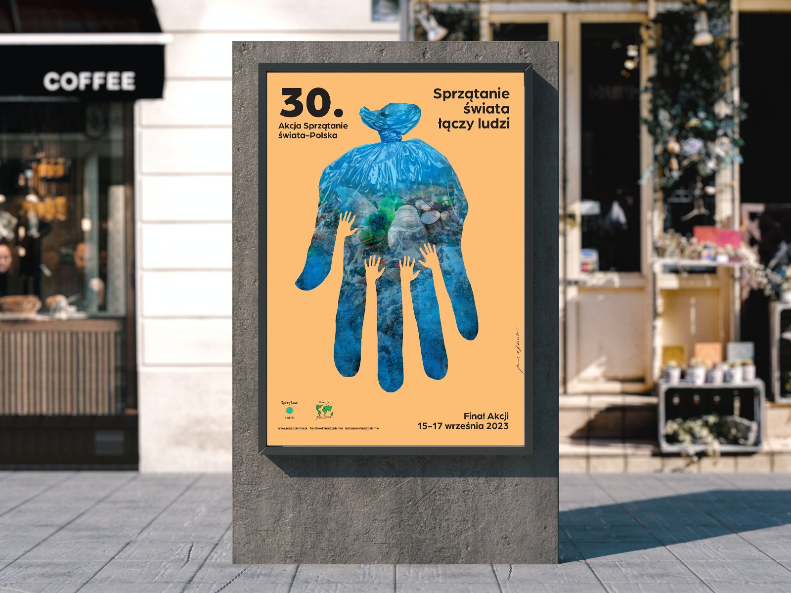 Na pomorańczowym tle, niebieski worek na śmieci w kształcie dłoni. W środku worka śmieci. Na górze napisy 30-sta akcja sprzątania świata - Polska oraz Śprzątanie Świata Łączy Ludzi - grafika artykułu
