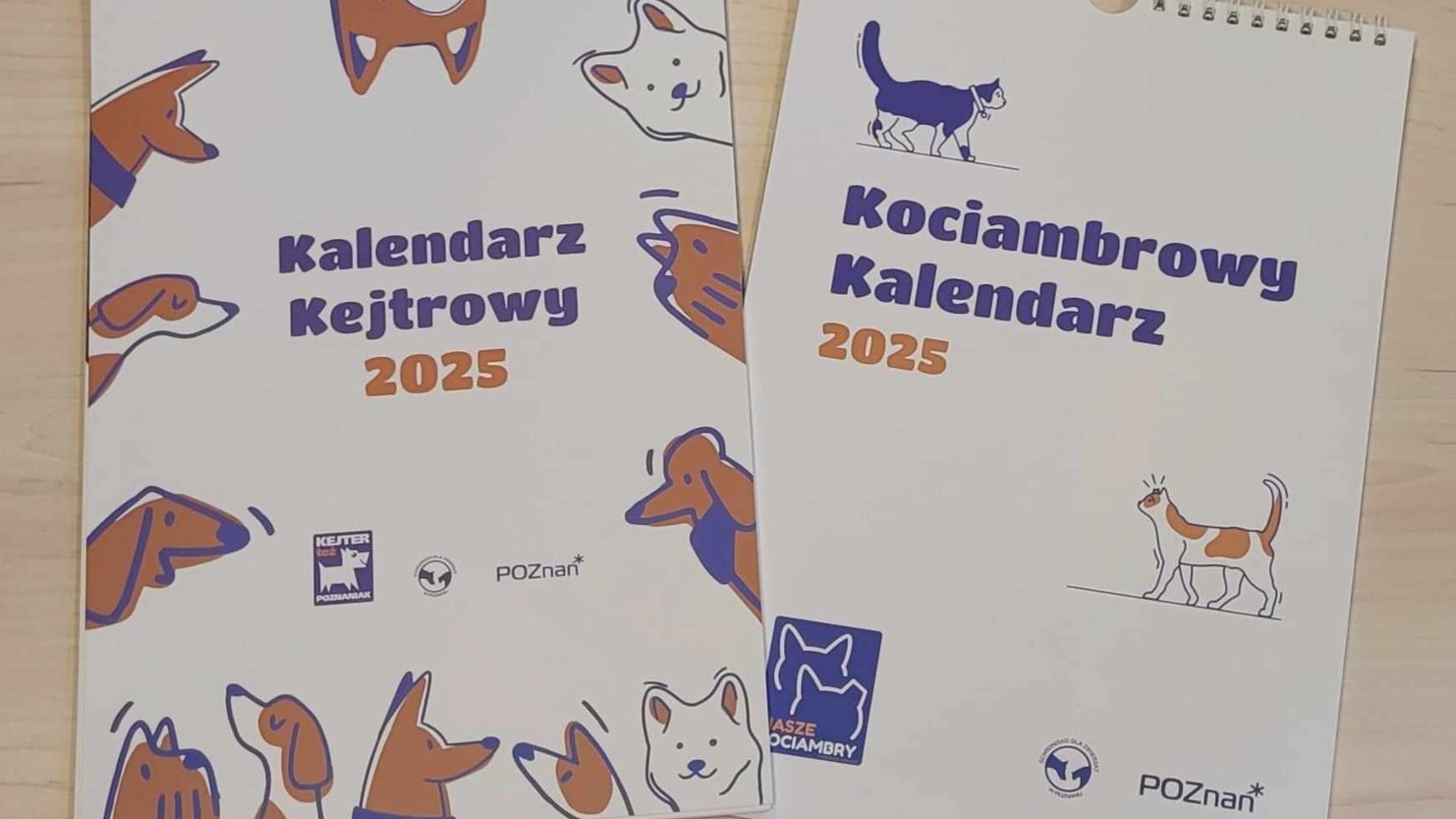Kalendarz kejtrowy i kociambrowy kalendarz na tle biurka