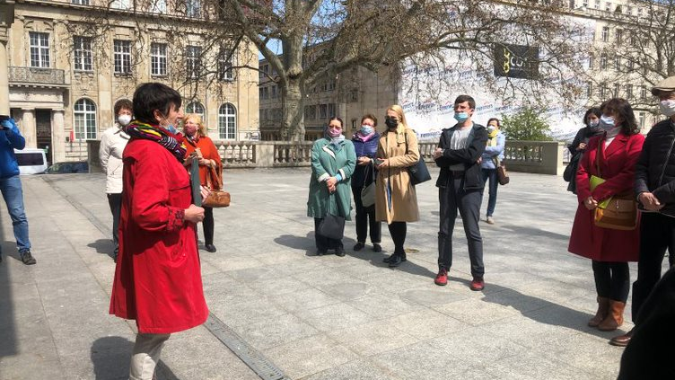 Wręczenie nagród podczas finału akcji: Stara Rzeźnia. Na zdjęciu organizatorzy konkursu oraz laureaci (przed budynkiem Arkadii na Placu Wolności)