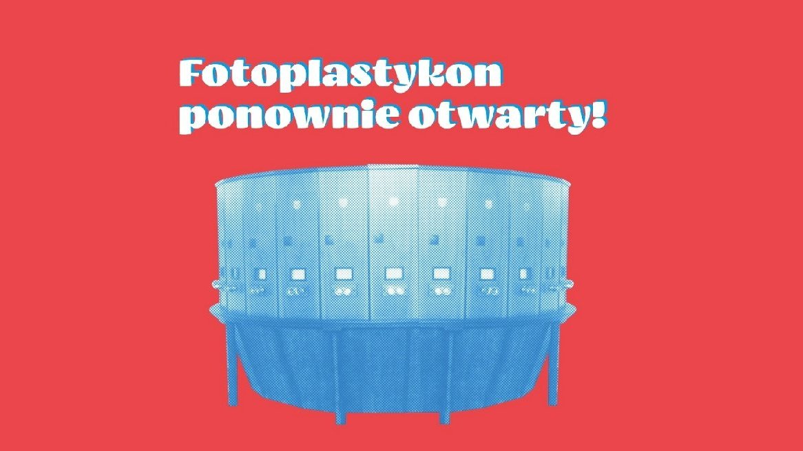 Plakat przedstawia Fotoplastykon i napis informujący o ponownym otwarciu - grafika artykułu
