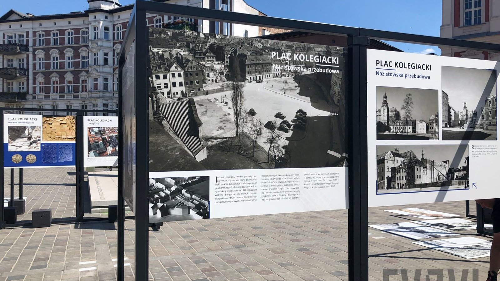 System wystawienniczy przedstawiający wystawę zdjęć dawnego placu Kolegiackiego - grafika artykułu