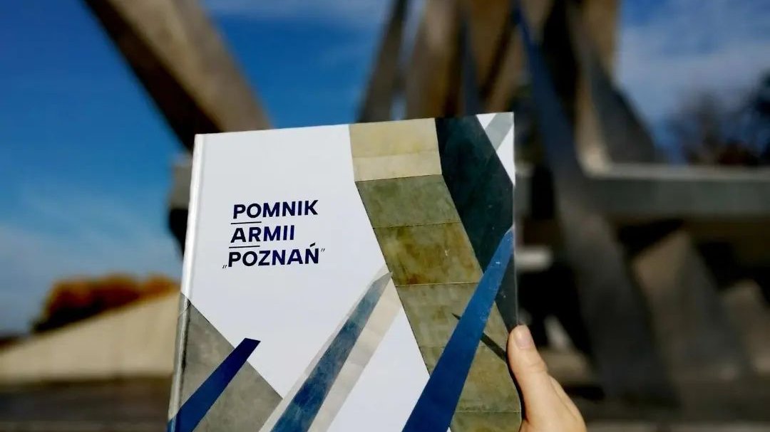 Na zdjęciu okładka książki "Pomnik Armii Poznań" na tle wspomnianego pomnika. - grafika artykułu