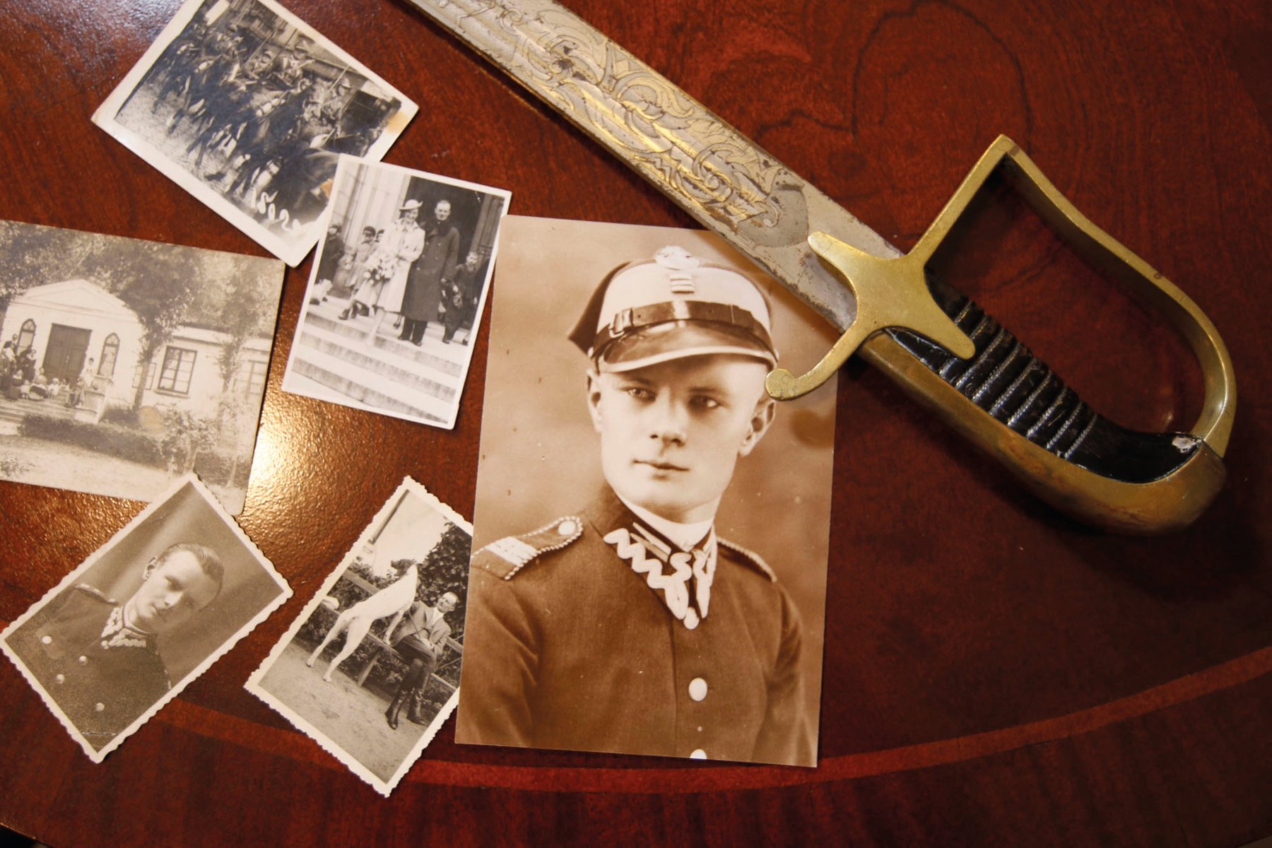 Archiwalne fotografie przedstawiające oficera w przedwojennym mundurze, rodziny i innych żołnierzy. - grafika artykułu