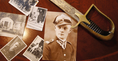 Archiwalne fotografie przedstawiające oficera w przedwojennym mundurze, rodziny i innych żołnierzy.