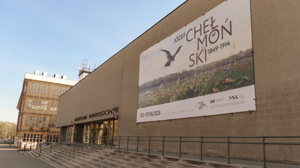 Betonowy budynek Muzeum Narodowego, na nim baner reklamujący bieżącą wystawę.