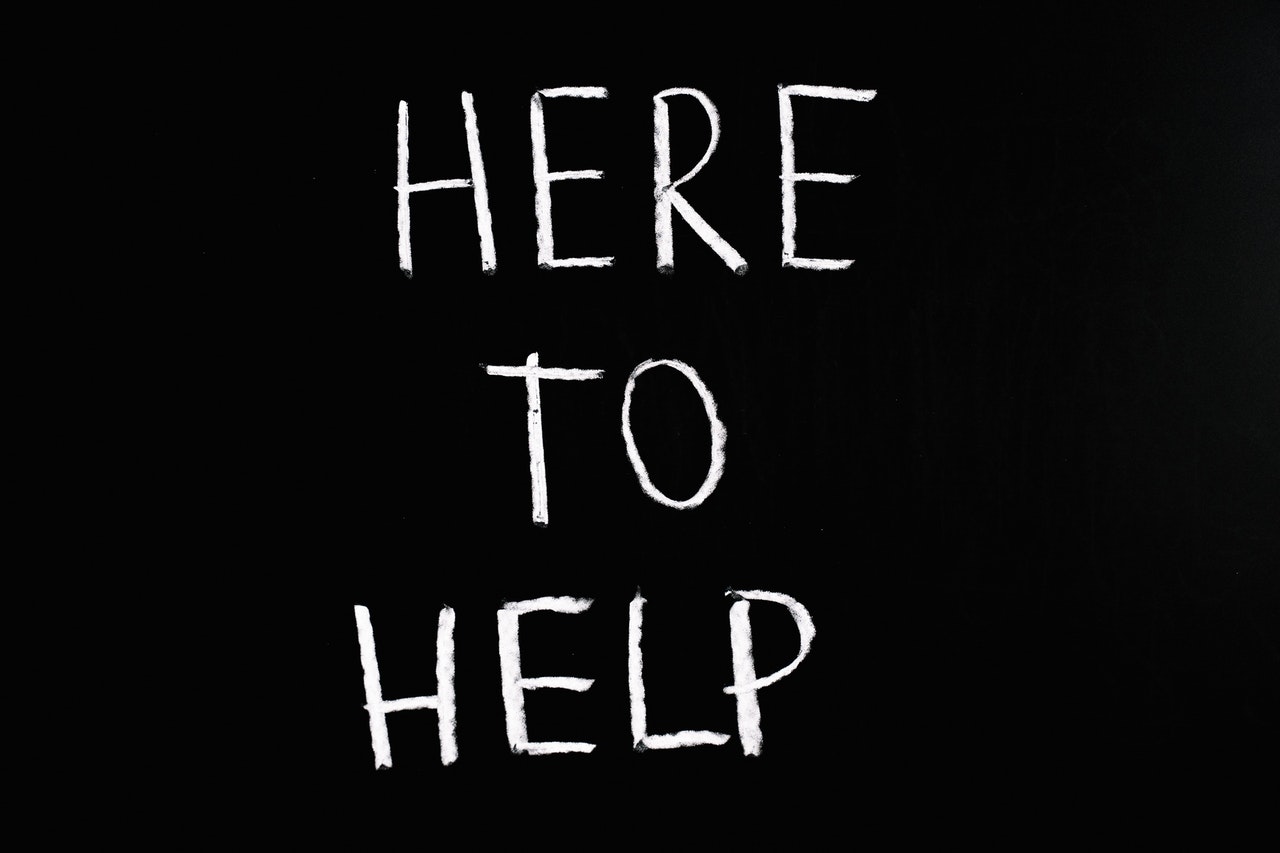 Napis "HERE TO HELP" - grafika artykułu