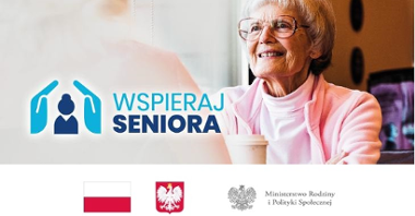 Starsza pani w okularach, siwych włosach i różowej bluzce uśmiecha się do obiektywu obok logo akcji wspieraj seniora, poniżęj logotypy flaga Polski, godło Polski, Ministerstwa Rodziny i Polityki Społecznej