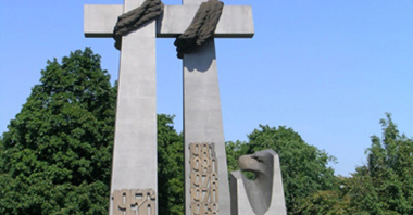 Pomnik dwa krzyżę - napis 1956, wiązanki kwiatów